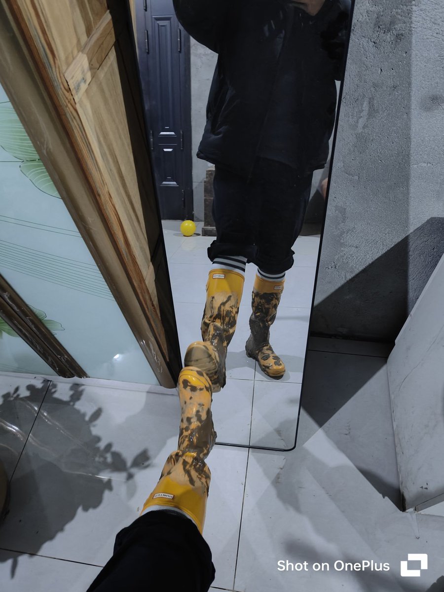 hunterbootlover's tweet photo. 耐不住寂寞的弟弟，夜里穿着哥哥送的亮面黄色hunter雨靴和足球袜出门踩泥了
@Yloboot https://t.co/LjUqCH0EVn