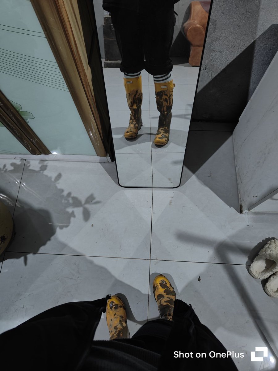 hunterbootlover's tweet photo. 耐不住寂寞的弟弟，夜里穿着哥哥送的亮面黄色hunter雨靴和足球袜出门踩泥了
@Yloboot https://t.co/LjUqCH0EVn