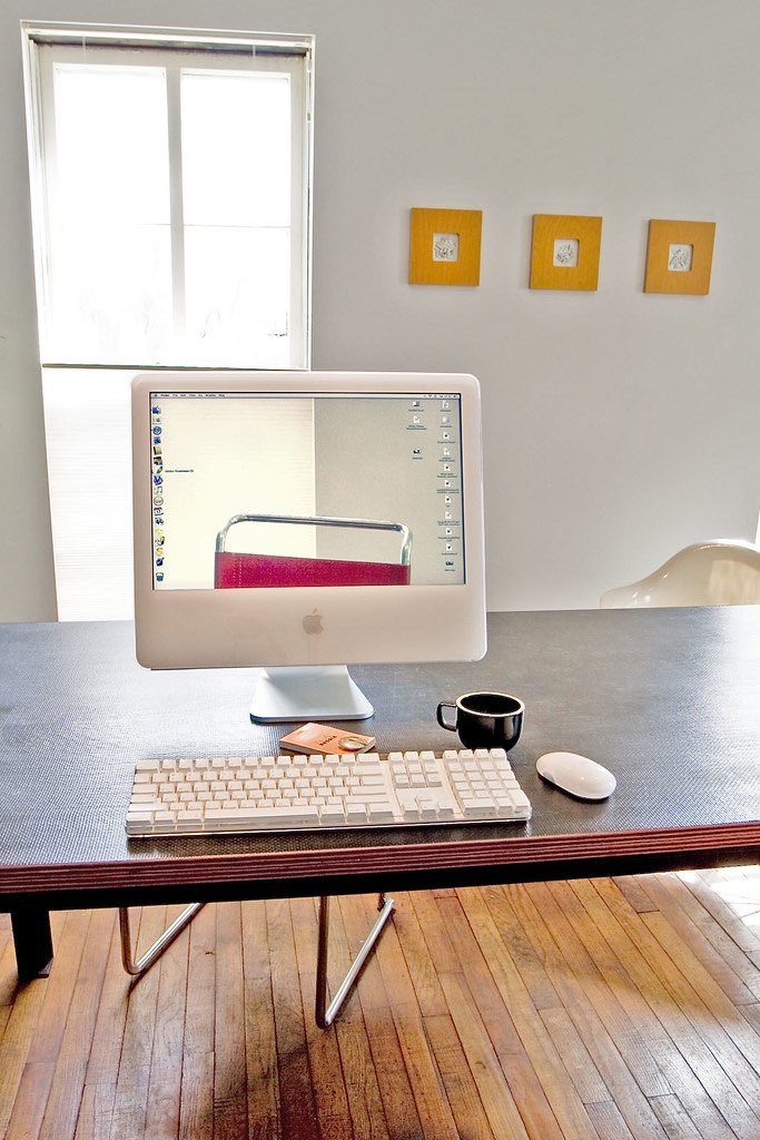 OldInternetFeel's tweet photo. 2005 "transparent" screens https://t.co/OA7N1BMORv