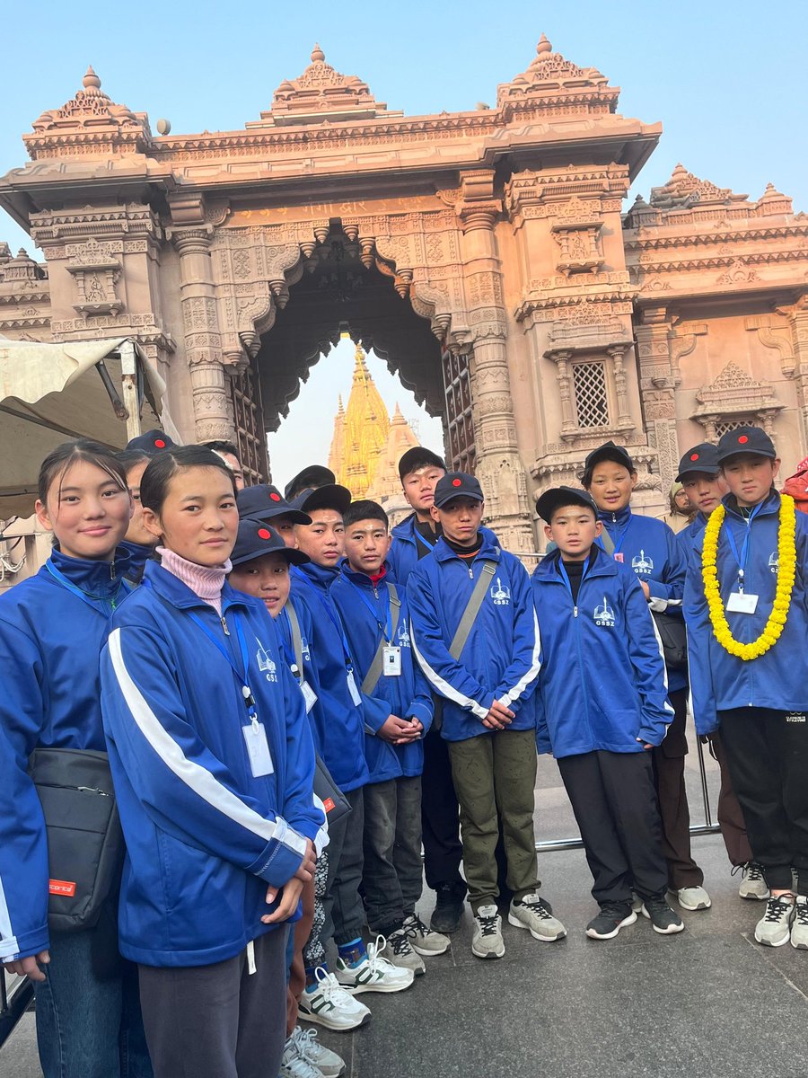 diprotawang's tweet photo. *A cultural immersion like no other!*
The students from #Jemithang on tour organised by @GajrajCorps_IA of @adgpi experienced the rich heritage of #Sarnath and #Varanasi.
From the #ancient ruins to the bustling #ghats, every corner tells a story.
#CulturalExchange #India https://t.co/VgoAIUUwNE