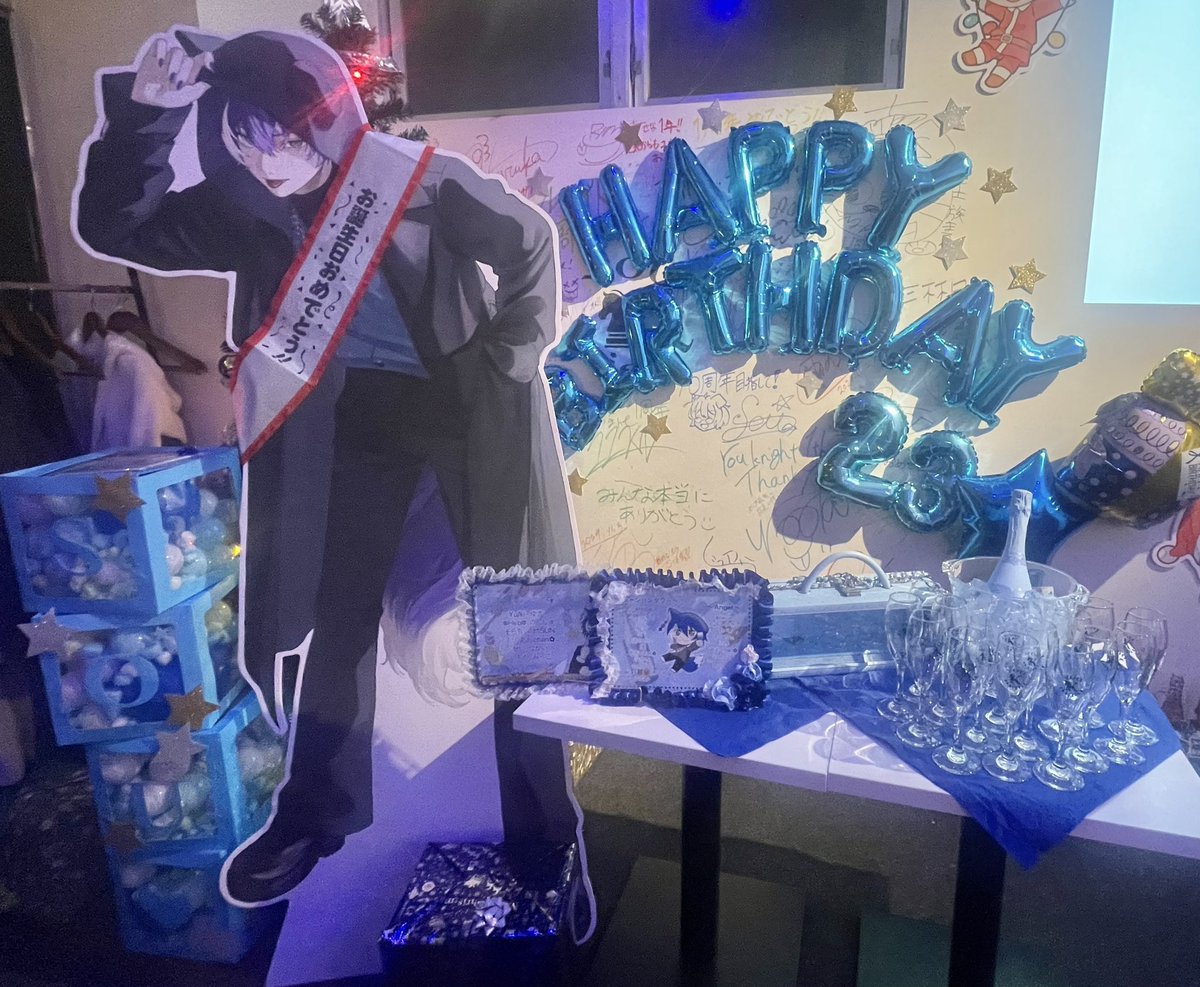 Root_root2001's tweet photo. 少し遅れてしまいましたが…12/15 蒼。B.Dイベント 無事終える事が出来ました！！🎂🎊🎉

店内の装飾や等身大パネル、ケーキやシャンパンタワーまで驚きの連続でした……

たくさんのリスナーさんに祝って貰えて本当に嬉しかったです！！💎✩.*˚
これからも蒼をよろしくお願いします！！！😭😭😭 https://t.co/eIZYYsguld