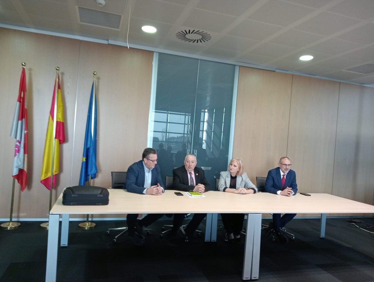 LeticiaGarciaZa's tweet photo. Gracias a @PECALE_INSTAL  por su voluntad de colaboración con la @jcyl  
La labor de los Instaladores es vital para la seguridad de hogares y empresas. y para contar con buenos servicios. Seguiremos avanzando en la Mesa de Agentes de Seguridad Industrial 
https://t.co/K1FGR2PO8q https://t.co/VaqyYIfujL