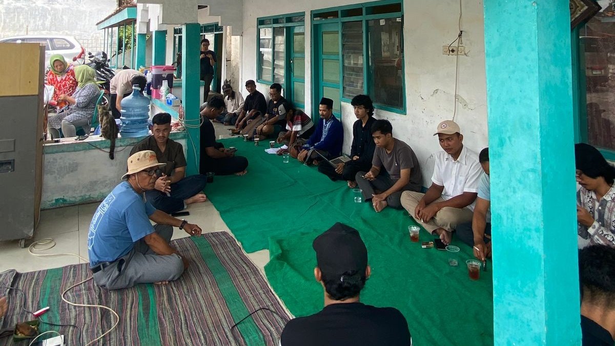 RujakRCUS's tweet photo. Kegiatan kemudian dilanjutkan dengan diskusi bersama warga.

Diskusi hari ini menyampaikan kebutuhan warga di lapangan secara langsung untuk menggali alternatif solusi untuk ketenggelaman yang di alami warga Semarang dan Demak. https://t.co/j2lnCqFB0a