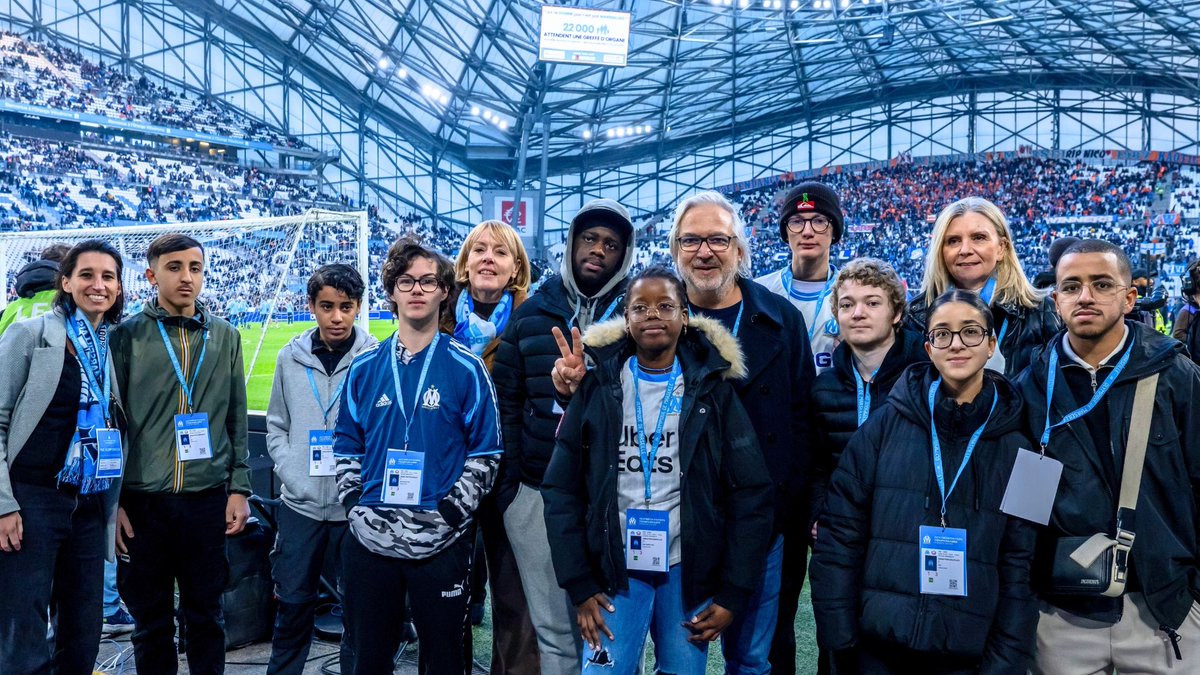 aphm_actu's tweet photo. 🎄⚽️ Un Noël inoubliable pour 10 enfants greffés grâce à l’AP-HM, @mprovence13 et Treizième Homme! ⚽️
Non seulement ces adolescents ont assisté au match OM-Lille (1-1), mais ils ont aussi foulé la pelouse du stade Vélodrome en tant que porte-drapeaux !