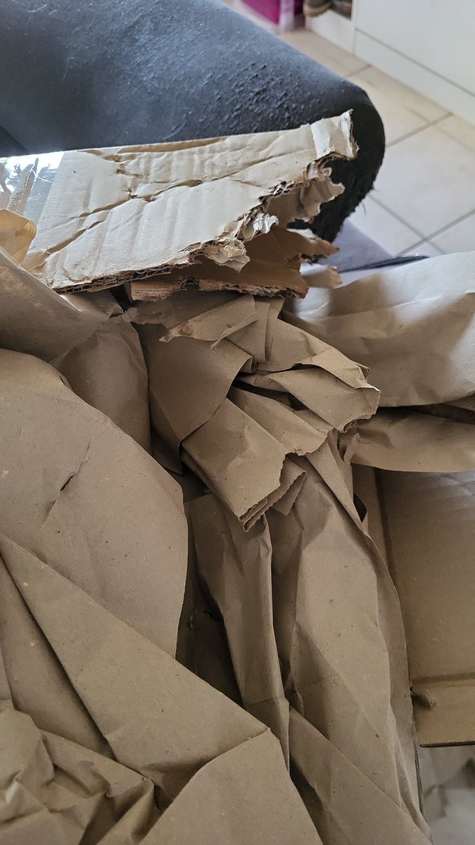 siss42's tweet photo. @ChronopostSAV quand vous engagez des personnes, évitez de leur dire jetez le colis par dessus. Il existe des relais quand même. Heureusement qu il ne pleut pas et neige pas. https://t.co/JtOvc0YBIj