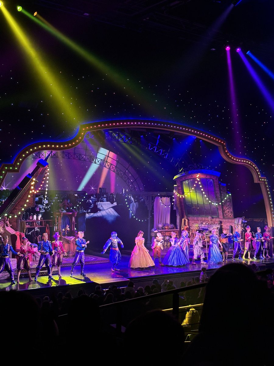 roy_wanders's tweet photo. happiest moment 💫 #disneylandparis https://t.co/FXjbZfP8C7