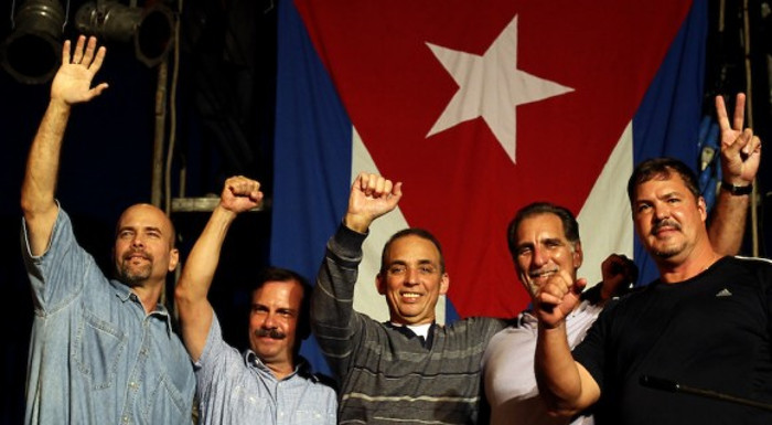Se cumplen 10 años de aquel 17 de diciembre que #Cuba ganó una gran batalla: los Cinco Héroes se reunieron en la Patria. 

Gracias a la campaña de solidaridad dentro y fuera del país, como prometió nuestro #Fidel: ¡Volvieron!