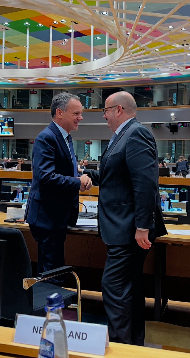 PJ Kleiweg (@pjkleiweg) on Twitter photo Onderonsje tussen de Nederlandse en Belgische ministers van Buitenlandse Zaken tijdens de Raad vandaag
<a href="/CasparVeldkamp/">Caspar Veldkamp</a> en <a href="/BernardQuintin_/">Bernard Quintin</a> : we zijn buren en vrienden ! Onderonsje tussen de Nederlandse en Belgische ministers van Buitenlandse Zaken tijdens de Raad vandaag
<a href="/CasparVeldkamp/">Caspar Veldkamp</a> en <a href="/BernardQuintin_/">Bernard Quintin</a> : we zijn buren en vrienden !