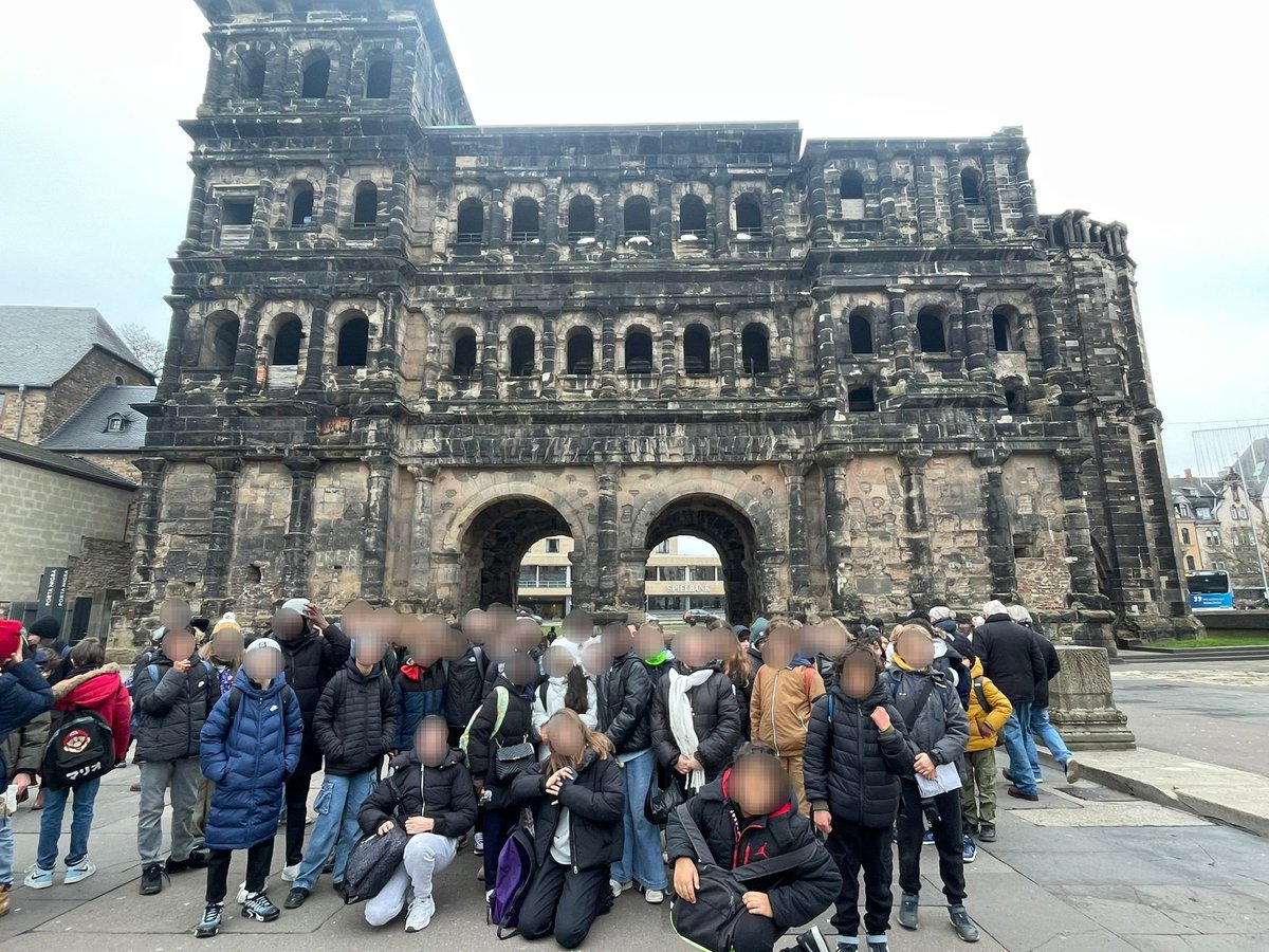 rabelaismetz's tweet photo. Nos élèves de 6e #ParcoursBiculturel et de 5e visitent Trêves 🤠 la Porta Nigra, l'amphithéâtre romain... et bien sûr, le célèbre Marché de Noël 🎅 @acnancymetz @LaurentHoppe @HassNolwenn #interculturalité https://t.co/hM9JzLurOu