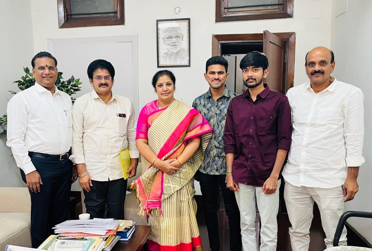 MeeNallamilli's tweet photo. డిల్లీలో కర్ణాటక మాజీ సియం, యంపి జగదీష్ శత్తార్ గారిని, మాజీమంత్రి శంకర్ పాటిల్ గారిని, ఏపి బిజెపి అధ్యక్షురాలు పురంధేశ్వరి గారిని కలవడం జరిగింది. https://t.co/ZcVNyNqpJA