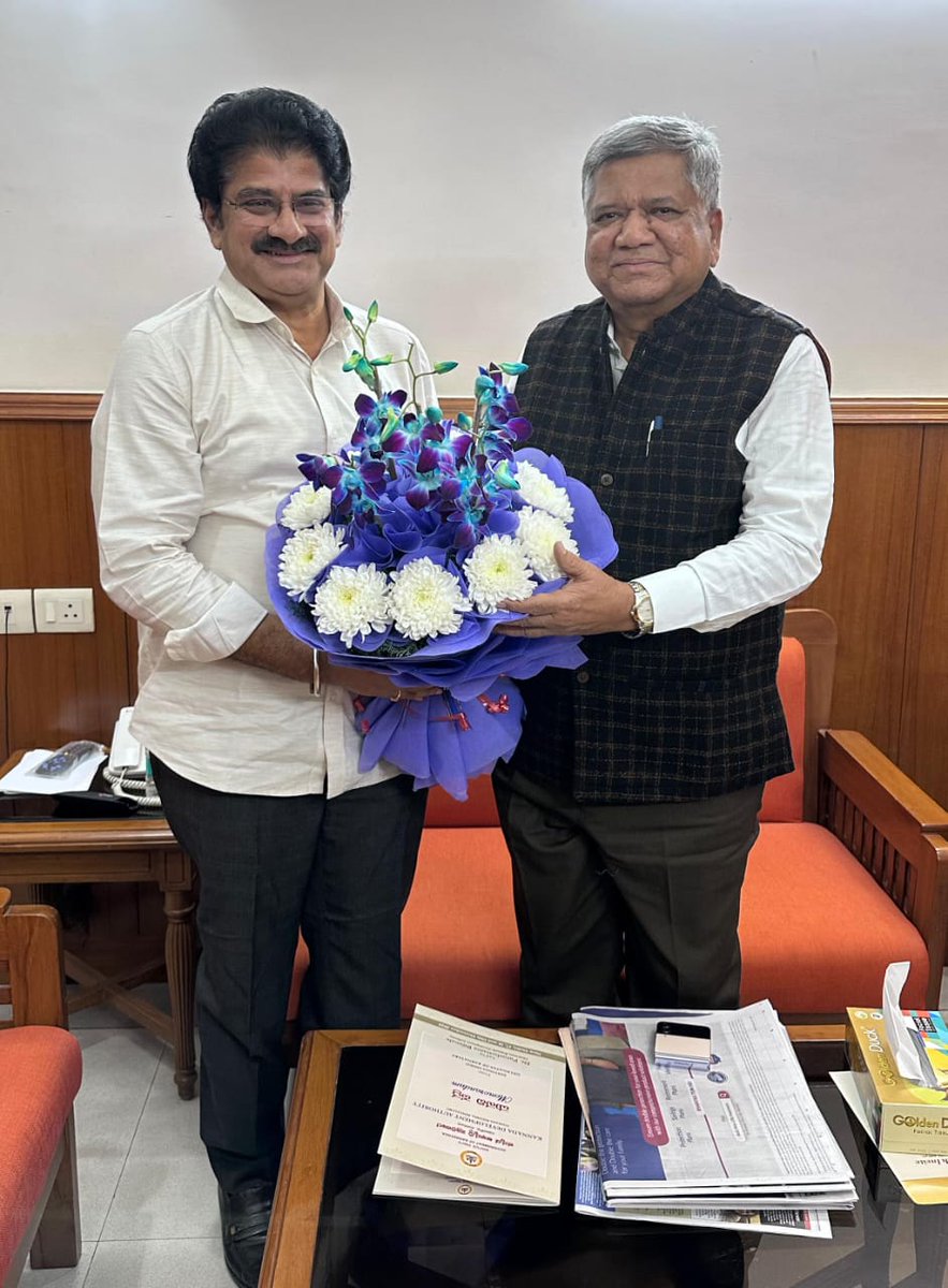 MeeNallamilli's tweet photo. డిల్లీలో కర్ణాటక మాజీ సియం, యంపి జగదీష్ శత్తార్ గారిని, మాజీమంత్రి శంకర్ పాటిల్ గారిని, ఏపి బిజెపి అధ్యక్షురాలు పురంధేశ్వరి గారిని కలవడం జరిగింది. https://t.co/ZcVNyNqpJA