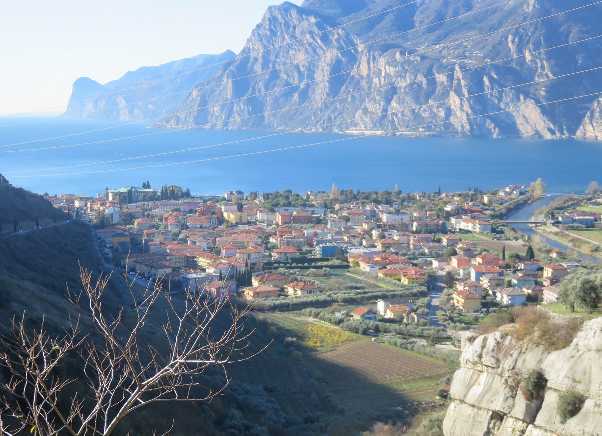 Svn_16's tweet image. #Torbole, nel Basso Sarca, in #Trentino. Sullo sfondo la Gardesana occidentale.