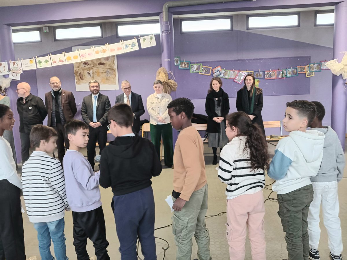 ac_orleanstours's tweet photo. Visite du recteur @PhiAgresti à Bourges (18) autour de la thématique Éducation artistique et culturelle à l'école.
✅Découverte du projet "Aux arts les enfants" avec les CE2 de l'école Pressavois
✅visite patrimoniale "Corps en mouvement"
✅lancement de la feuille de route #EAC. https://t.co/ahWclUkJgE