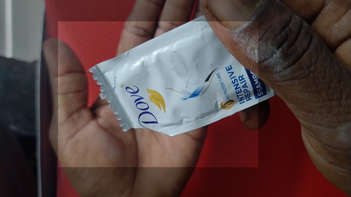 kavinkumar_nkl's tweet image. @Dove @doveindia @Unilever 
Found a small #designissue on the sachet shampoo. The cut markings are placed on the top right corner. If we cut that corner, the backside of the packet faces up when pouring. It would make more sense to place the markings on the top left.