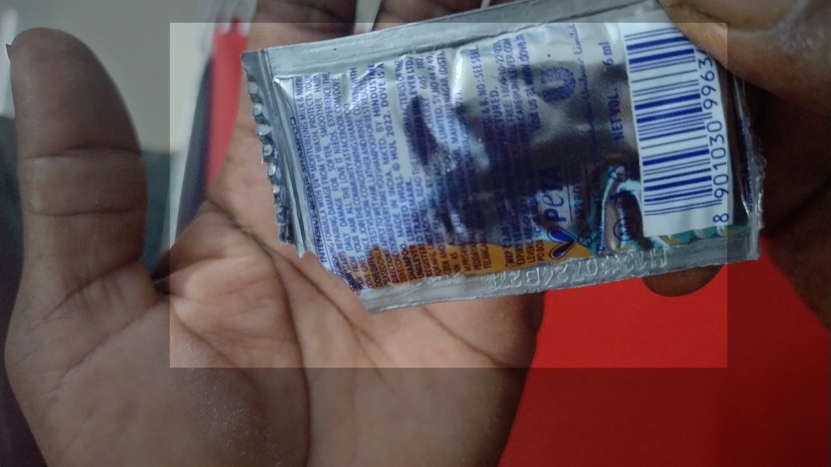 kavinkumar_nkl's tweet image. @Dove @doveindia @Unilever 
Found a small #designissue on the sachet shampoo. The cut markings are placed on the top right corner. If we cut that corner, the backside of the packet faces up when pouring. It would make more sense to place the markings on the top left.