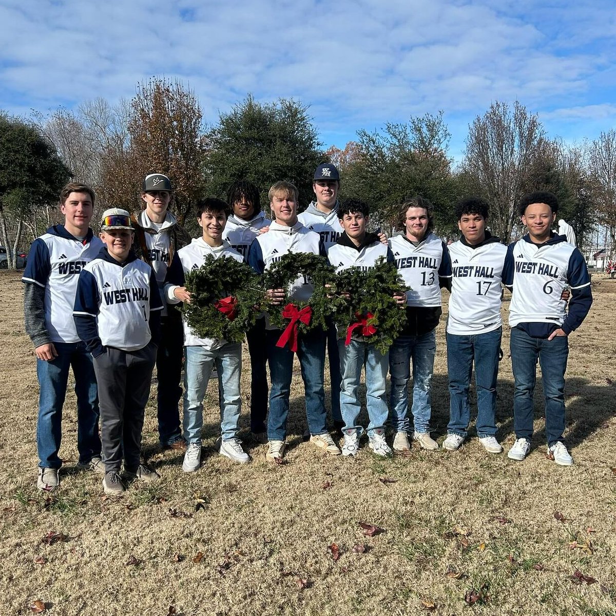 Last Saturday, Several Spartan Baseball players participated in Wreaths Across America last Saturday to honor veterans. Their dedication to giving back is truly motivating. We thank all veterans for their service and our Spartans for supporting this meaningful cause!