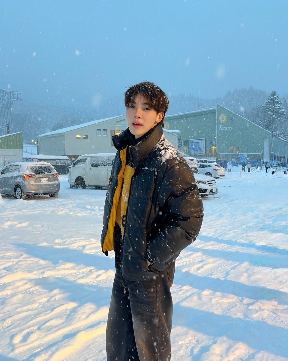 sunbites_ntv's tweet photo. หนาวมากกก แต่ทนได้ครับ🤣❄️ #TROFIOUTING2024 #nnsunbites https://t.co/mylfos43jn
