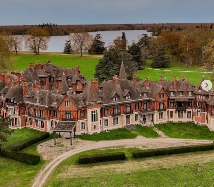 قصر من عدة قصور للحسن الثاني في فرنسا - ويجي مروكي يشرك فمه على الحرية و #سوريا وثروات #الأسد ويحاضر في الثورة والكرامة
Un roi, un château mythique, une série Netflix &amp; une transaction immobilière hors normes
La vente de l’ancien château de Hassan II, situé à Gretz-Armainvilliers