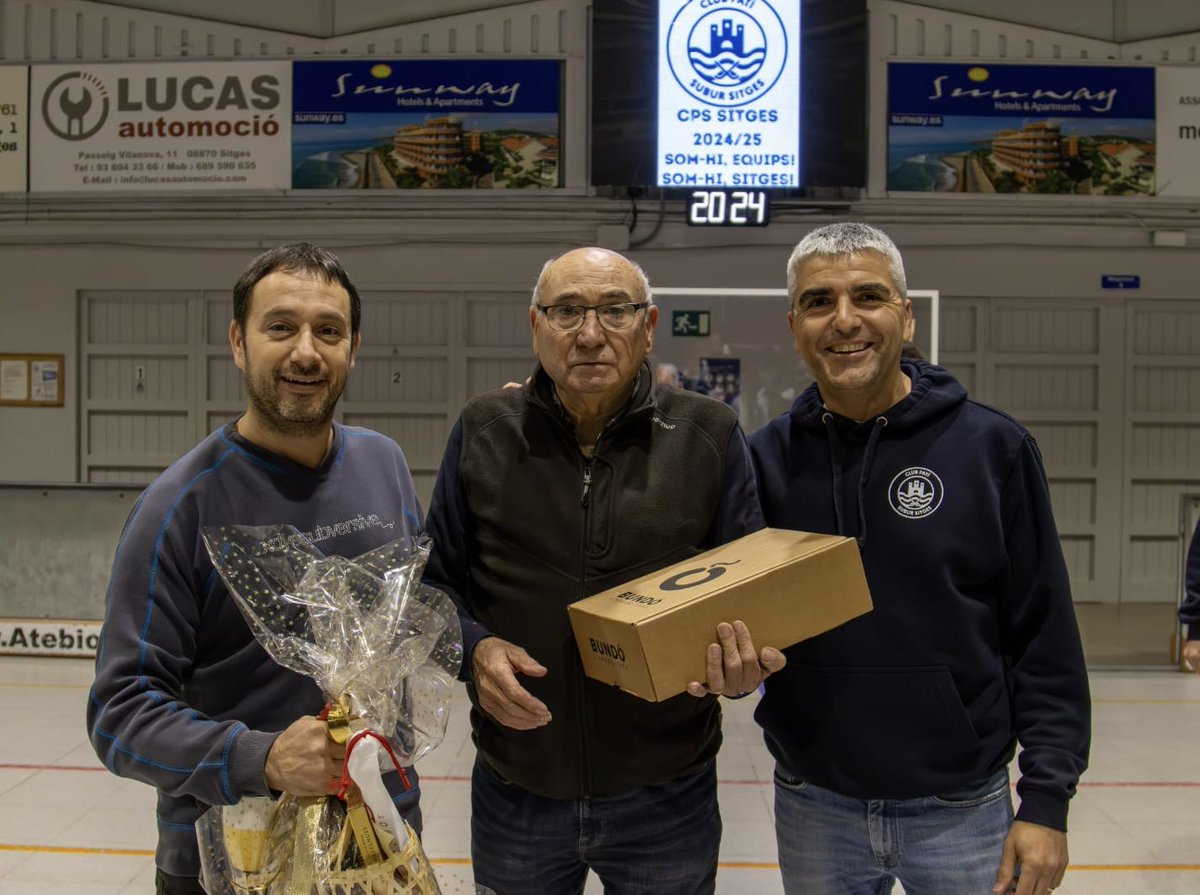 radiomaricel's tweet photo. 🥅El passat dissabte, en el marc de la presentació dels equips del CP Subur Sitges @HoqueiSitges a Pins Vens, s’homenatjà a Miquel Castellví pels seus 30 anys de servei al club. No hi ha molts com ell. Enhorabona, Miquel! #hoquei #Sitges https://t.co/UYdFSyKI6U