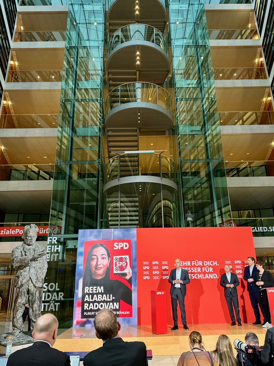ju_name's tweet photo. Cooles Plakat zum Wahlkampfauftakt. Eine Staatsministerin &amp; Integrationsbeauftragte aus #MV , die Großartiges geleistet hat in dieser Bundesregierung. @ReemAlabali ⁦⁩ ⁦@SPDMV⁩ https://t.co/9LBj8Y6aGO