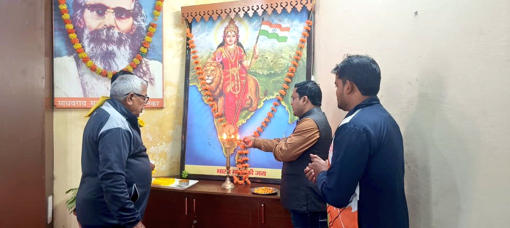 suryafnd's tweet photo. #TPDC
सूर्या साधना स्थली, झिंझोली में 10 दिवसीय आचार्य व्यक्तित्व विकास शिविर का उद्घाटन हुआ। इस अवसर पर श्री रामवरन जी (काका जी), मुख्य अतिथि श्री प्रमोद जी (आदर्श गाँव योजना प्रमुख) और श्री हिमांशु जी (ट्रेनिंग इंचार्ज) ने मार्गदर्शन दिया।
इस शिविर में 6 राज्यों की 30 बहनों ने भाग लिया है, जो अपनी आत्म-निर्माण यात्रा की शुरुआत करने के लिए यहां उपस्थित हुईं। यह शिविर न केवल व्यक्तित्व विकास, बल्कि जीवन के हर क्षेत्र में सफलता पाने के लिए प्रेरित करने का एक महत्वपूर्ण अवसर है।