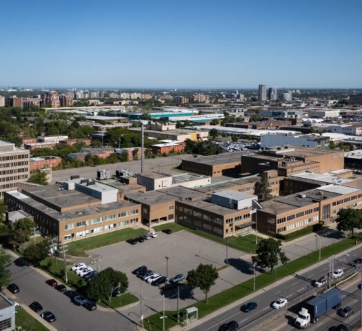 LE CAMPUS DU CÉGEP DE SAINT-LAURENT S'AGRANDIT
Le programme Cinéma et communication dans les locaux de l'ancien ONF
Ainsi, dès la session d'hiver 2025, les étudiants et les étudiantes du programme Cinéma et communication auront la chance de s'installer dans l'un des pavillons de