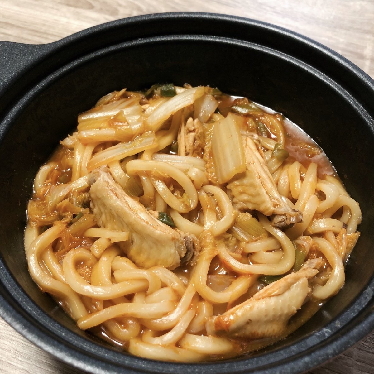 ui_Kitayama's tweet photo. 本日のお品書きはうどん🍜

亀城庵のうどんと白菜鶏肉で仕上げたシンプルな鍋🍲 https://t.co/ExsKVFUbZu