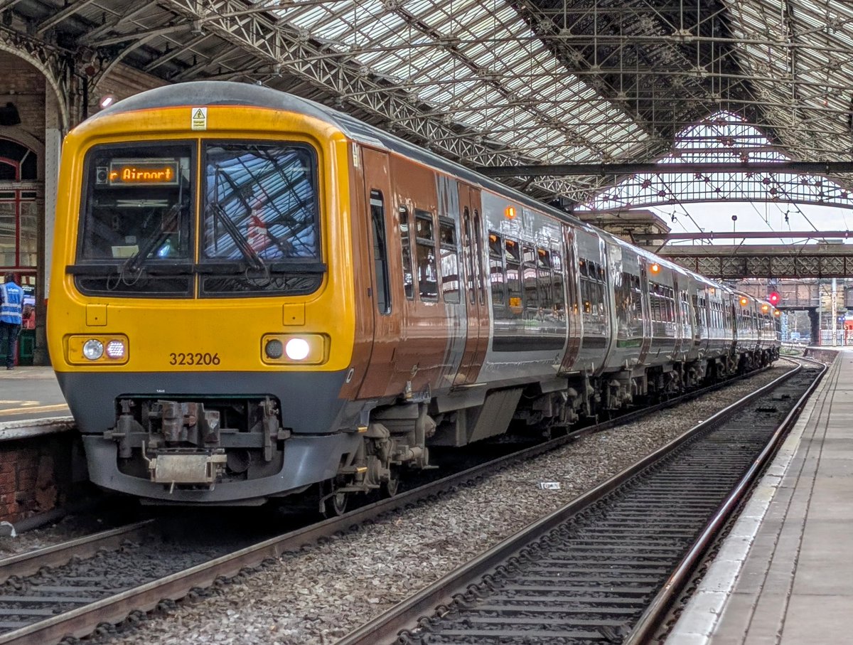 DownOnTheStour's tweet photo. Of course I'm up north for the 6 car 323s on the Blackpool runs 😍

I've landed well with 3 EX WMR units so far. Now it's time for 323242 &amp; 323217 to power me the entire run to Manchester Airport ⚡

#DOTS #railwayphotography #trainphotography #class323 #hypernetworker #hunslet https://t.co/xJjBxK6ZZS