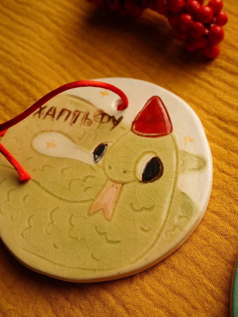 ну шо, нг уже скоро! ✨
по ежегодной традиции, сделала керамические ёлочные игрушки с символом года, в этот раз это змейки, вот!