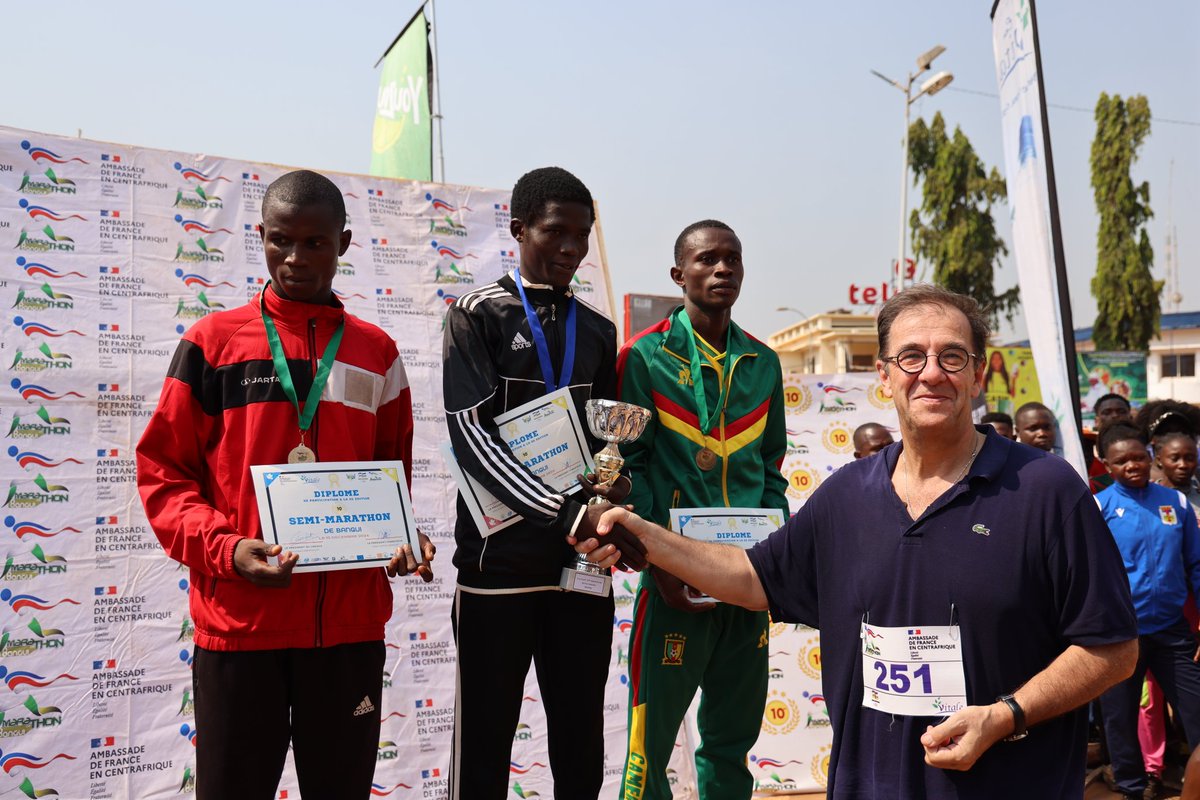 Le 15 décembre, la 10e édition du semi-marathon de Bangui a réuni près de 4000 coureurs et marcheurs pour promouvoir la paix. Un événement emblématique soutenu par la France, avec la participation de l’ambassadeur Bruno Foucher, qui a couru les 10 km.🏃‍♂️🇫🇷 #SemiMarathonBangui