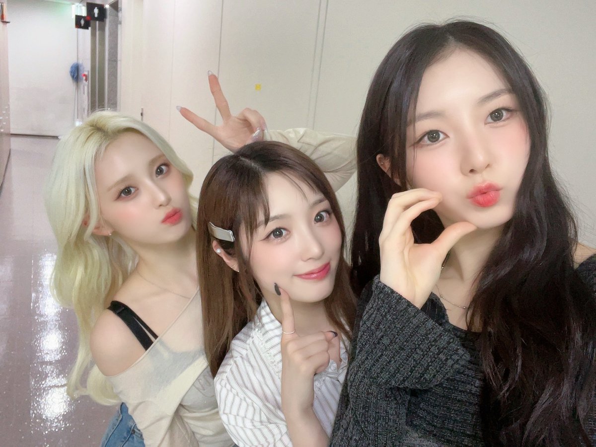 CUBE_LIGHTSUM's tweet photo. [📸] 241217 @ 김두영의 개인기 교습소

🔗 https://t.co/6asx39faBC

#LIGHTSUM #라잇썸
#NAYOUNG #나영
#HINA #히나
#JUHYEON #주현
#김두영의개인기교습소 https://t.co/G7OMoYvXDb