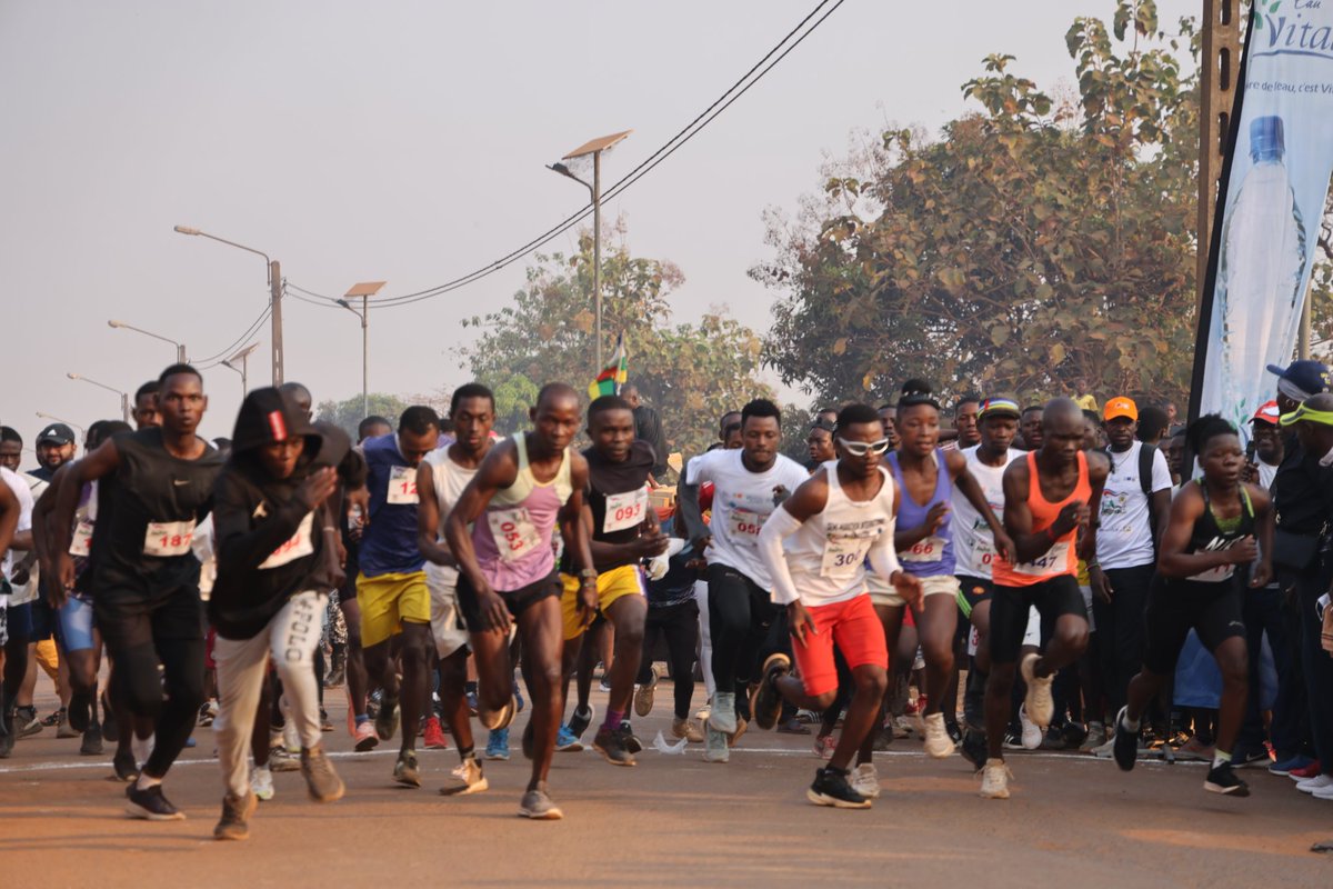 FranceBangui's tweet photo. Le 15 décembre, la 10e édition du semi-marathon de Bangui a réuni près de 4000 coureurs et marcheurs pour promouvoir la paix. Un événement emblématique soutenu par la France, avec la participation de l’ambassadeur Bruno Foucher, qui a couru les 10 km.🏃‍♂️🇫🇷 #SemiMarathonBangui https://t.co/oDaj0FvgLr