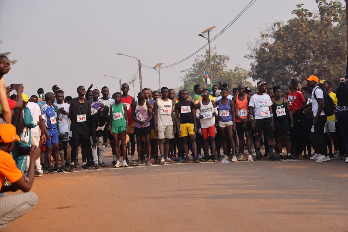 FranceBangui's tweet photo. Le 15 décembre, la 10e édition du semi-marathon de Bangui a réuni près de 4000 coureurs et marcheurs pour promouvoir la paix. Un événement emblématique soutenu par la France, avec la participation de l’ambassadeur Bruno Foucher, qui a couru les 10 km.🏃‍♂️🇫🇷 #SemiMarathonBangui https://t.co/oDaj0FvgLr