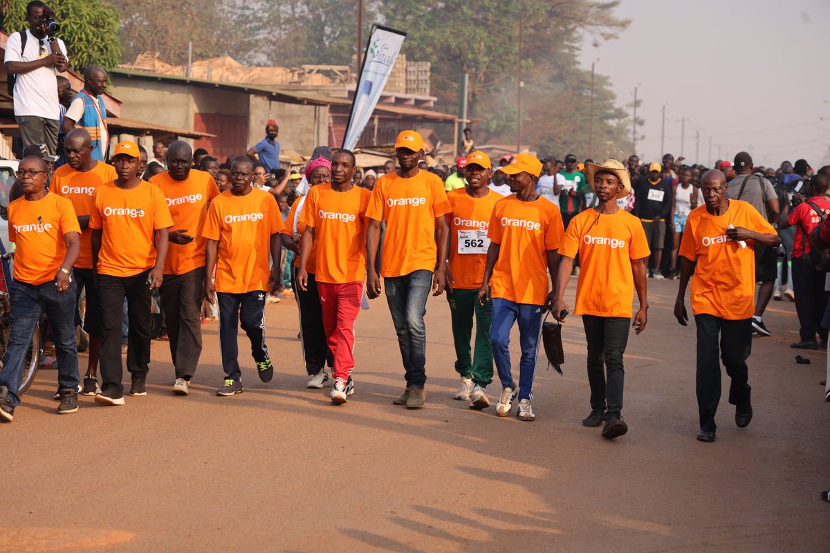 FranceBangui's tweet photo. Le 15 décembre, la 10e édition du semi-marathon de Bangui a réuni près de 4000 coureurs et marcheurs pour promouvoir la paix. Un événement emblématique soutenu par la France, avec la participation de l’ambassadeur Bruno Foucher, qui a couru les 10 km.🏃‍♂️🇫🇷 #SemiMarathonBangui https://t.co/oDaj0FvgLr