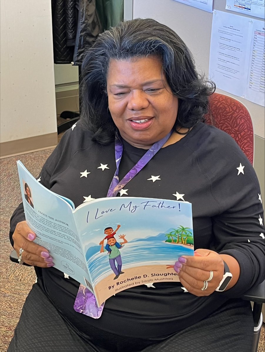 kcpublicschools's tweet image. Staff putting aside some time to #StopAndRead at the Central Office.

Shout out to KCPS AC Prep teacher Rochelle Slaughter, who wrote one of the books shown in these pics! (&apos;I love my father&apos;)

#KCPSLovesToRead