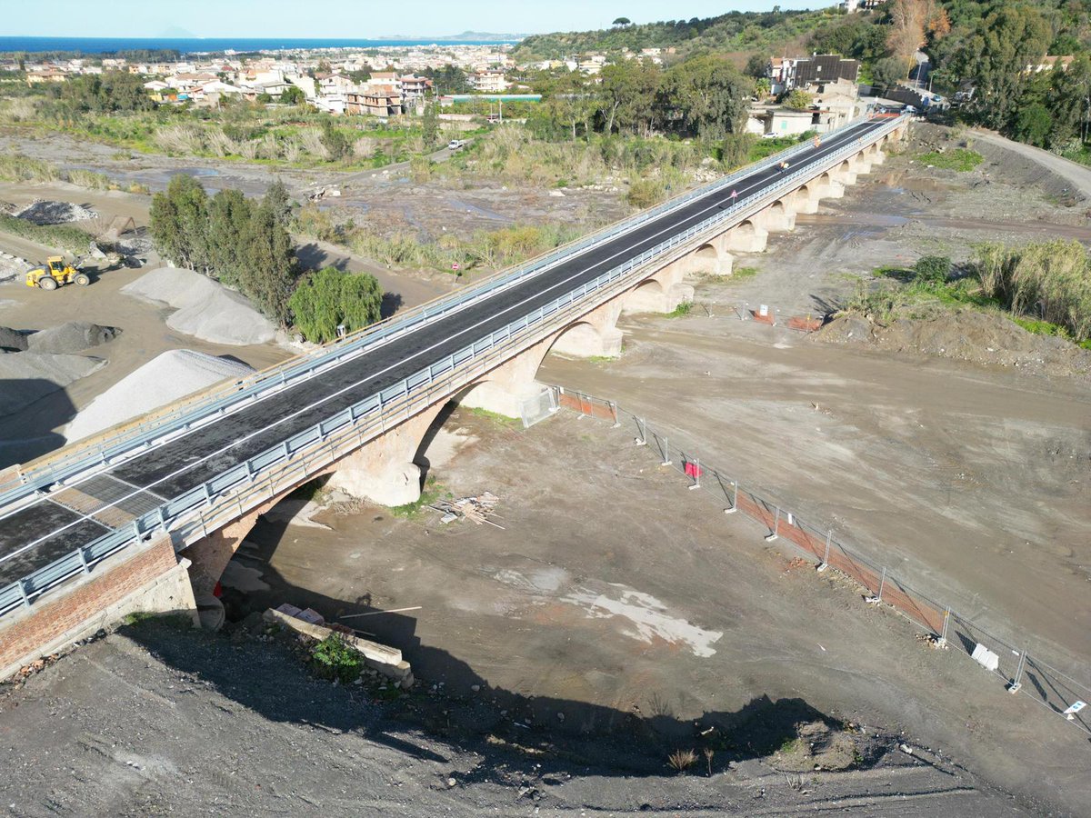StradeAnas's tweet photo. #Anas 📍#Sicilia #SS113 “Settentrionale Sicula”
Aperto al traffico il ponte Termini a Terme Vigliatore (ME)
La riapertura garantirà un adeguato collegamento in sicurezza tra Barcellona Pozzo di Gotto e Terme Vigliatore.
Ampliata la carreggiata con corsie da 3,50 metri. https://t.co/6WmV4FLlrE