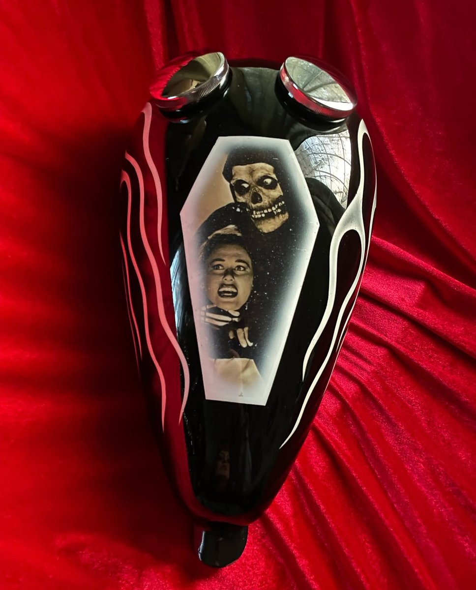 LowbrowCustoms's tweet photo. Tank art Tuesdays with @skreaminmeemies utilizing one of our 2.2 Gallon Axed tanks! LOVE LOVE LOVE!
#misfits #choppers #choppershit #tankarttuesdays #tankart #painteverything #chopperin #becausechoppers #lowbrowcustoms https://t.co/ebaDGqmE9A