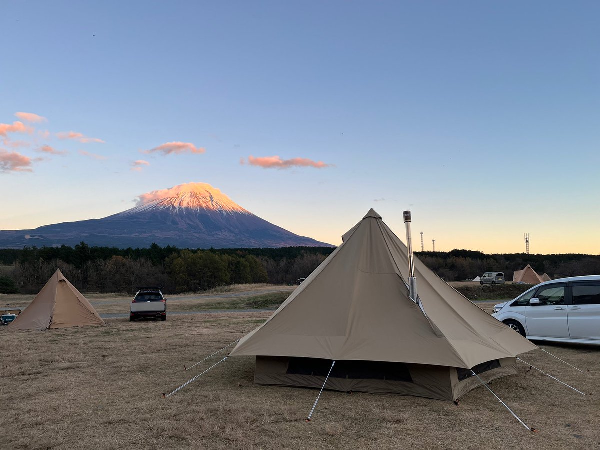 murucamp's tweet photo. ふもとっぱらキャンプ場に行って来ました🏕️
サイトから見る富士山は雄大でとても素晴らしかったです！
豚鹿豚鹿バーガーもとってもおいしかったです🍔
またふもとっぱらに行ってみたみたいです。
#キャンプ #冬キャンプ #薪ストーブ #ふもとっぱら #豚鹿豚鹿バーガー #グロッケ #グロッケ16 https://t.co/RescM4ti4A