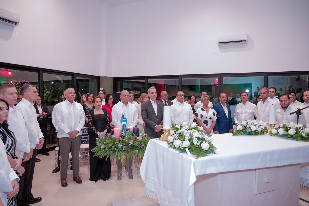 El presidente @LuisAbinader encabezó la misa inaugural de la capilla San Benito Abad, ubicada en las instalaciones del Cuerpo de Seguridad Presidencial (<a href="/Cusep_rd/">Cusep</a>). Posteriormente, se llevó a cabo la bendición del nacimiento navideño de la institución.