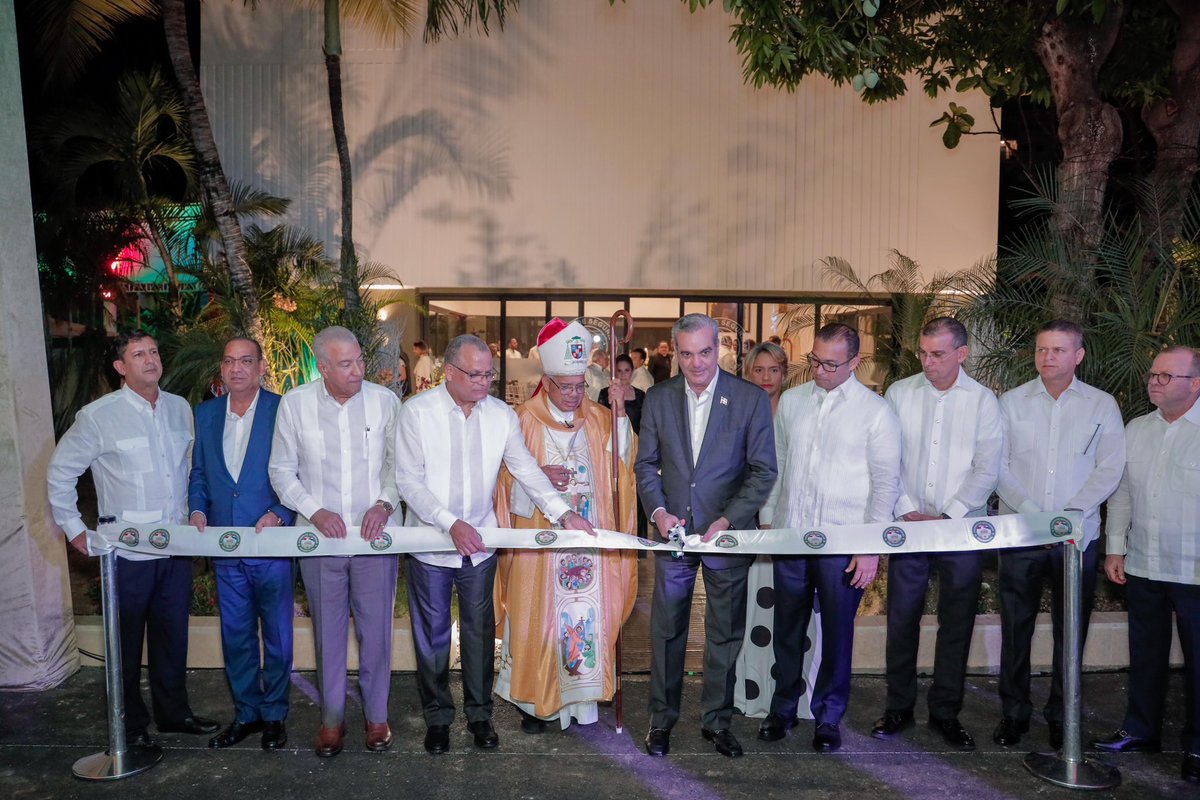 PresidenciaRD's tweet photo. El presidente @LuisAbinader encabezó la misa inaugural de la capilla San Benito Abad, ubicada en las instalaciones del Cuerpo de Seguridad Presidencial (@Cusep_rd). Posteriormente, se llevó a cabo la bendición del nacimiento navideño de la institución. https://t.co/vBlm77PVRP