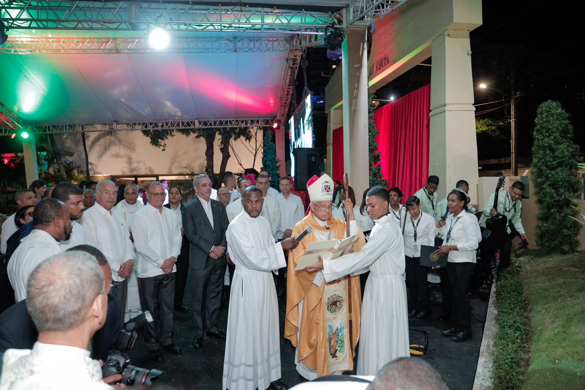 PresidenciaRD's tweet photo. El presidente @LuisAbinader encabezó la misa inaugural de la capilla San Benito Abad, ubicada en las instalaciones del Cuerpo de Seguridad Presidencial (@Cusep_rd). Posteriormente, se llevó a cabo la bendición del nacimiento navideño de la institución. https://t.co/vBlm77PVRP