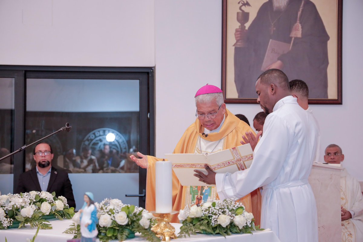 PresidenciaRD's tweet photo. El presidente @LuisAbinader encabezó la misa inaugural de la capilla San Benito Abad, ubicada en las instalaciones del Cuerpo de Seguridad Presidencial (@Cusep_rd). Posteriormente, se llevó a cabo la bendición del nacimiento navideño de la institución. https://t.co/vBlm77PVRP