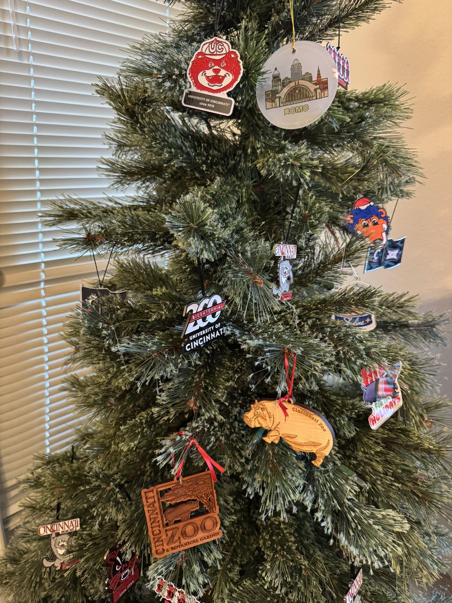 cincygreghoodin's tweet photo. Added a little more @CincinnatiZoo to the mix . #christmastree #withanhtotheotothehohoho . Adds a little extra #whohaday #hohoday and or #holiday vibe .
#HolidayCheer #HolidayVibes #TisTheSeason #BeASanta aka #SantaClaus #BearcatVibes #Cincyvibes #HolidayVibes #Holidaysincincy #dothezoo #festoflights