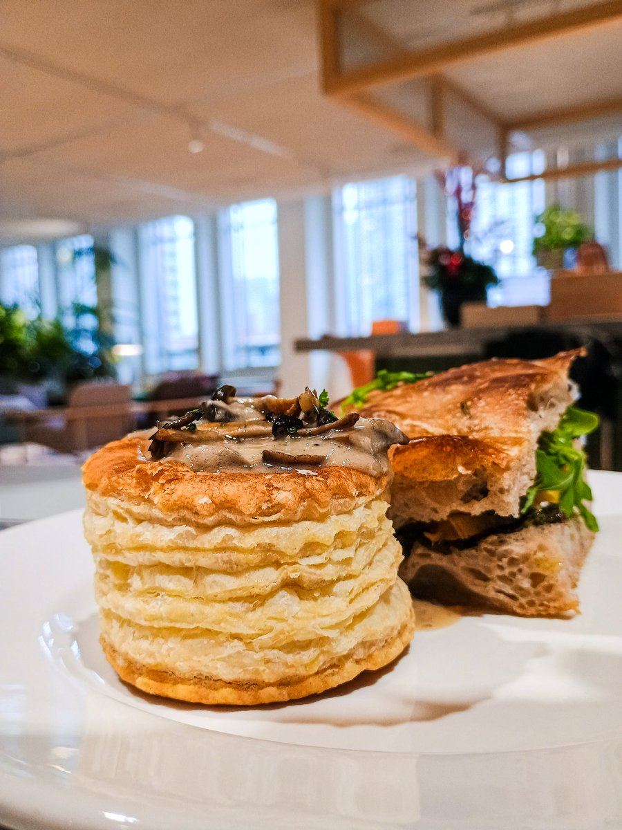 Vandaag zijn we bij #HDI Group heerlijk verwend met een smakelijke kerstlunch én een mooi #kerstpakket! 🎄 Een leuke, smakelijke en gezellige manier om samen alvast de feestdagen in te luiden. 
Dankjewel, HDI, voor deze verwennerij!
.
.
.
#insurance #verzekering #rotterdam 

✨📷