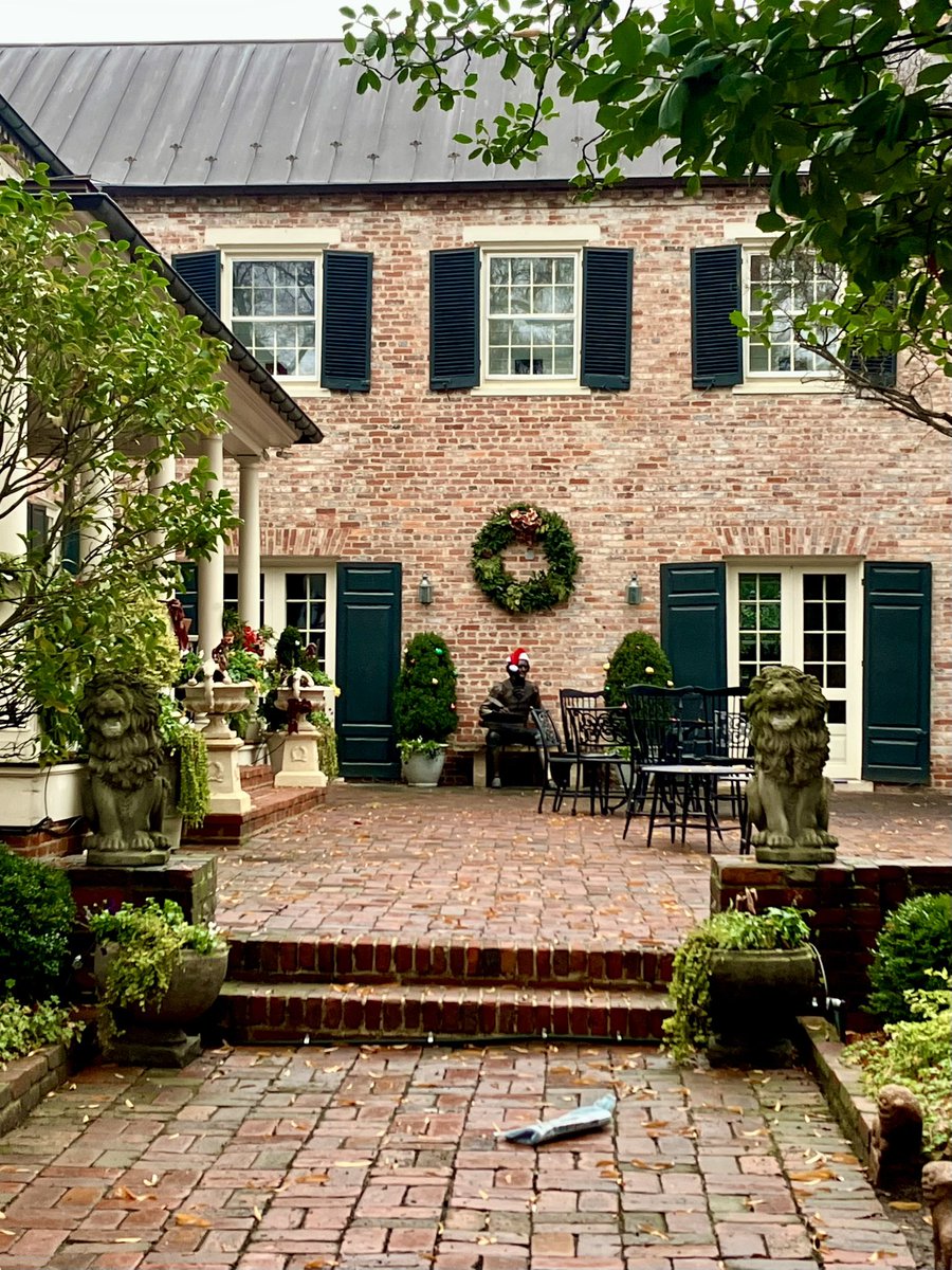 HobanGirl's tweet photo. Weโre into the octave before Christmas and itโs looking more Christmassy daily, even in my rafters. So much yet to do, but keep it real, focus on Bethlehem. Even Jeffersonโs donned a Santa topper, camellias in full bloom. #RoyalSt #WolfeSt #OldTown #Alexandria #StMarysBasilica https://t.co/MrECC1srtU