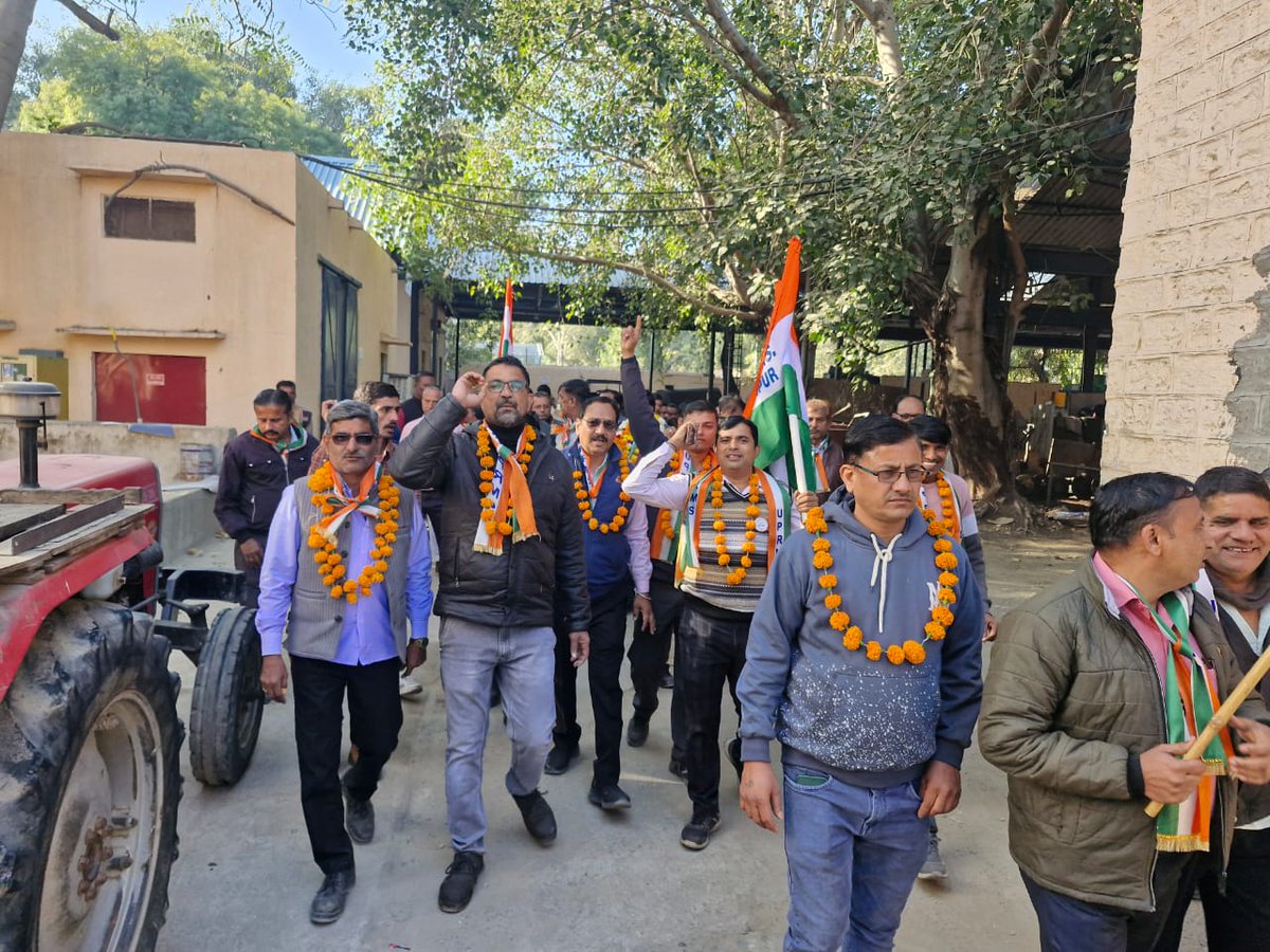 पेंशन हक़ है लेकर रहेंगे।
न कभी डरे हैं न अभी डरेंगे।।
तब भी लड़े थे अब भी लड़ेंगे।।
पेंशन लेकर रहेंगे! लेकर रहेंगे!!
#NoNPS_NoUPS_OnlyOPS
<a href="/PMOIndia/">PMO India</a> 
<a href="/vijaykbandhu/">Vijay Kumar Bandhu</a> 
<a href="/BhimArmyChief/">Chandra Shekhar Aazad</a> 
<a href="/Dhruvkumar776/">Dhruv Rathee</a> 
<a href="/BasantMaster1/">Basant</a> 
<a href="/Hlmeena6/">Heeralal Abhanari</a>