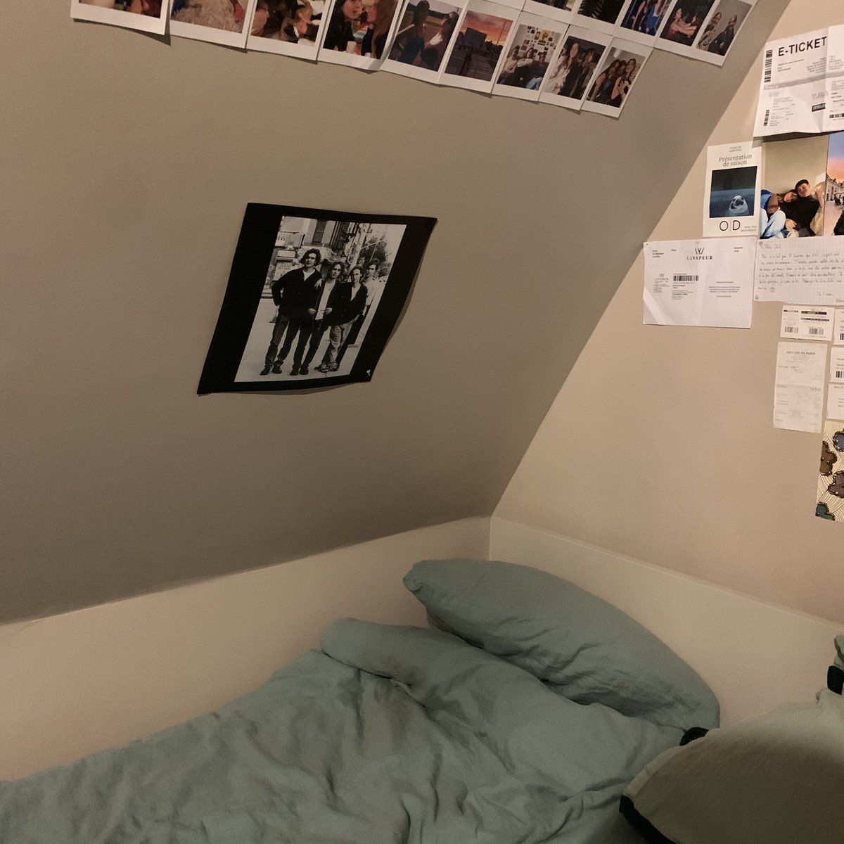 soupeauxoeufs's tweet image. oui j’ai fait la #pute (jeff buckley au dessus de mon lit)