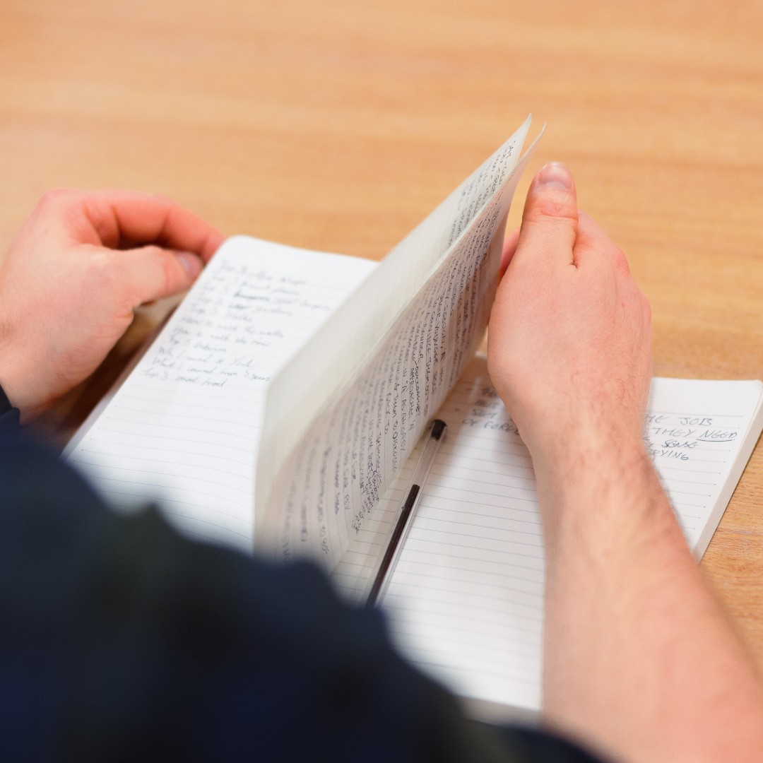 YorkTheatre's tweet image. ✍️Calling All Playwrights! ✍️

Visit our free Writer’s Café , and spend the day writing, networking, or simply soaking up the creative energy.

Hot drinks and mince pies on us!🫖

📅Thu 19 Dec @ 12-5pm

RSVP to artistdevelopment@yorktheatreroyal.co.uk

📸Kirkpatrick Photography