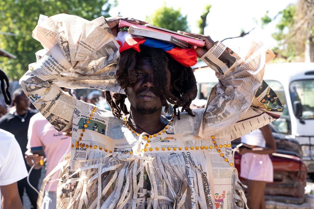 S.O.S ! ALERTE ! URGENCE !
Dans un contexte particulièrement difficile, la performance poétique de l'artiste Ricardo Boucher, lance la 6e édition des Rencontres du Documentaire en Haiti, ce dimanche 15 décembre 2024, dans un camps de déplacés de Port-au-Prince.

<a href="/AssociationKIT/">Association KIT</a>