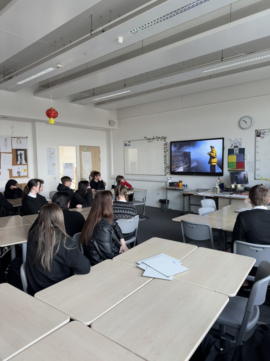 Modern Studies Police Visit 👮🏻‍♂️🚓🚨
Many thanks to PC Lennox and PC Dow for coming to speak to our S3s and Nationals. Great presentation and engaging discussion about the role and powers of the police, local crime, campaigns and Police Scotland careers.